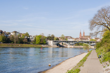 Fototapeta premium Basel, Rhein, Rheinufer, Uferweg, Kleinbasel, Kleinbasel, Grossbasel, Wettsteinbrücke, Münster, Kirche, Altstadt, Altstadthäuser, Frühling, Schweiz