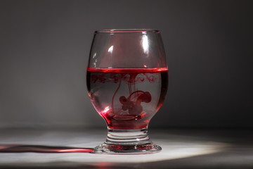 Taça gota tinta vermelha