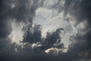 空と雲「空想・雲のモンスター（雲間に浮かび上がる現れはじめたモンスターなどのイメージ）」取り囲まれる,何かがうごめく,不気味な存在感などのイメージ