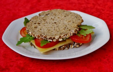 Schwarzbrot mit Belag auf Teller