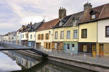 Fototapeta na wymiar Ligne de maisons colorées du quartier Saint-Leu à Amiens (80000), département de la Somme en région Hauts-de-France, France 
