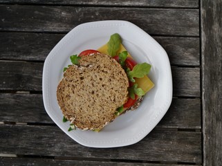 Brot mit Belag auf dem Teller von oben