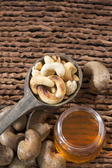 Walnuts and cashew oil - Anacardium occidentale