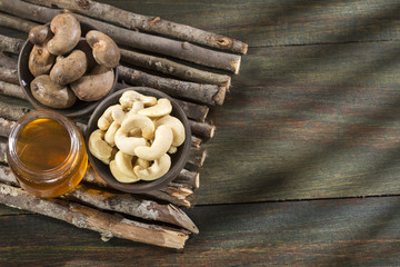 Walnuts and cashew oil - Anacardium occidentale