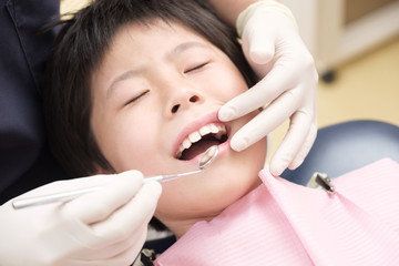 虫歯の診察医を受ける小学生の男の子