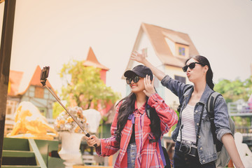 Obraz premium Travel and relaxing Concepts, Tourists are taking photos in the city. Asian girls are happily traveling. Beautiful girl is relaxing Travel