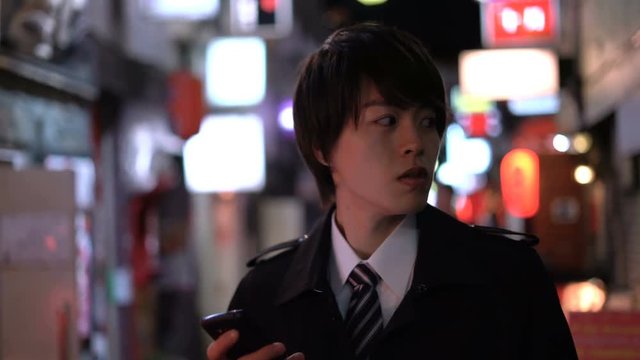 ビジネスマン・スマホ・新宿歌舞伎町・路地裏