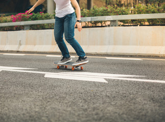 Skateboarder sakteboarding on highway