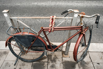 Fototapeta na wymiar vecchia bicicletta olandese