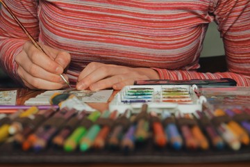 Fototapeta premium 00:18 | 00:19 1× female artist painter painting a picture of a easter bunny