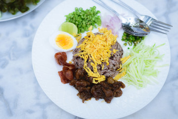 thai fried rice with shrimp paste, khao kluk kapi