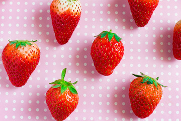 フレッシュないちごとピンクのドットの背景