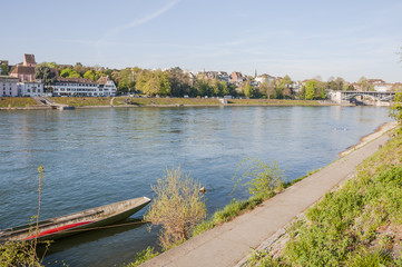 Fototapeta premium Basel, Rhein, Rheinufer, Kleinbasel, Grossbasel, Stadt, Altstadt, St. Alban, St. Alban-Vorstadt, St. Alban-Rheinweg, Altstadthäuser, Schifffahrt, Frühling, Schweiz