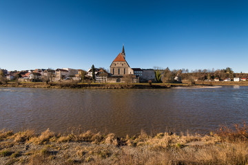 Blick von Oberndorf in Österreich nach Laufen mit Kirche in Deutschland