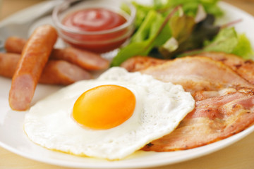 朝食 イメージ　Fried eggs and bacon breakfast