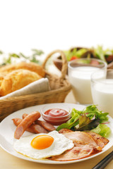 朝食 イメージ　Fried eggs and bacon breakfast