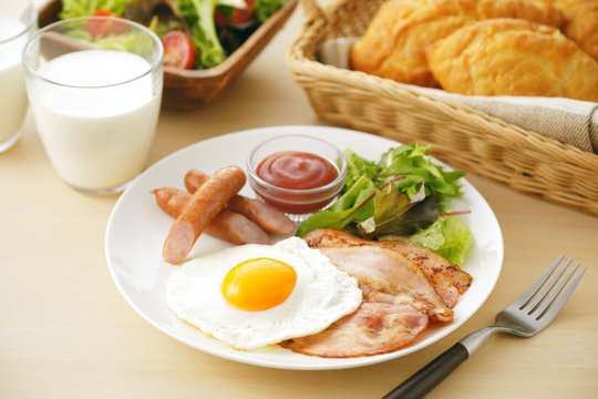 朝食 イメージ　Fried eggs and bacon breakfast