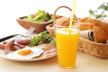 オレンジジュース　朝食イメージ　Pour orange juice breakfast image