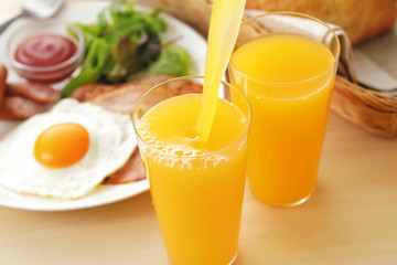 オレンジジュース　朝食イメージ　Pour orange juice breakfast image