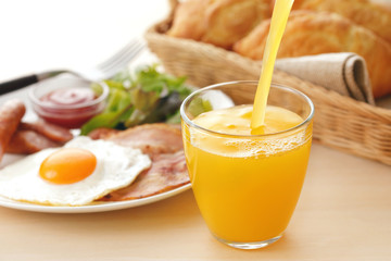 オレンジジュース　朝食イメージ　Pour orange juice breakfast image