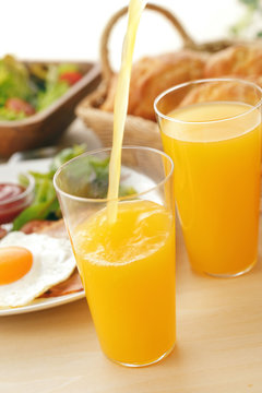 オレンジジュース　朝食イメージ　Pour orange juice breakfast image