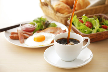 コーヒー 朝食イメージ　Pour coffee into the cup. Breakfast image