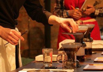 Obraz na płótnie Canvas barista making coffee