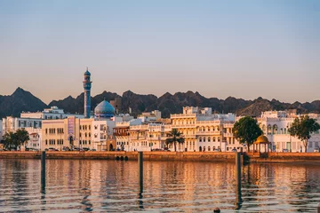 Selbstklebende Fototapete Mittlerer Osten Sonnenaufgang in Maskat im Oman