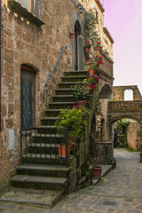Scorcio di Civita di Bagnoregio decorato con vasi di fiori al tramonto