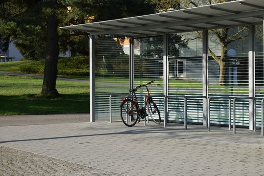 Fototapeta übertdachter Fahrradabstellplatz