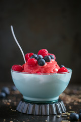 Smoothie bowl fraises myrtilles framboises