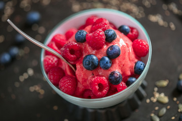 Smoothie bowl fraises myrtilles framboises