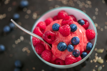 Smoothie bowl fraises myrtilles framboises