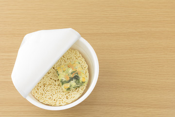 お湯入れる前のカップラーメン