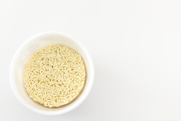 お湯入れる前のカップラーメン
