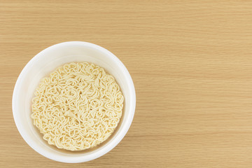 お湯入れる前のカップラーメン