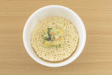 お湯入れる前のカップラーメン