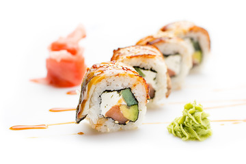 Verführerische Sushi-Rollen mit Aal, Avocado und Gurke und Philadelphia-Käse. Isoliert. Sushi-Rolle auf weißem Hintergrund.