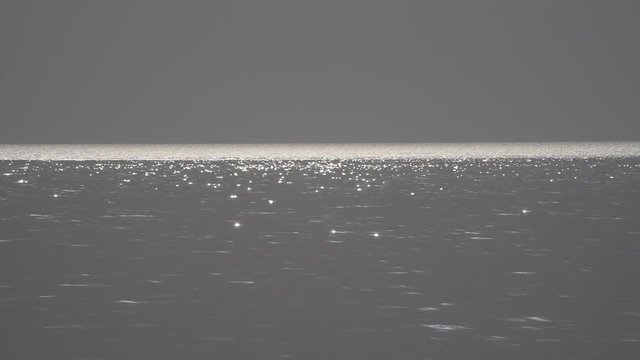 riflessi sulla superficie del mare come d'argento