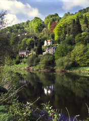 Fototapeta na wymiar England, Herefordshire, Forest of Dean, Wye Valley, River Wye, riverside homes on hillside