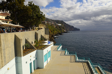 Obraz premium The ancient yellow Fortress of Sao Tiago The construction of the São Tiago Fortress began in 1614 and its purpose was to defend the city of Funchal from attacks by pirates and privateers 