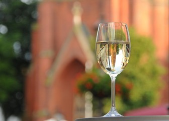 Ein Glas Wein auf dem Marktplatz