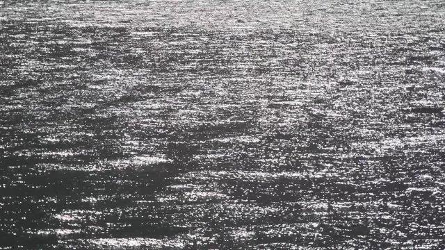 riflessi sulla superficie del mare come d'argento