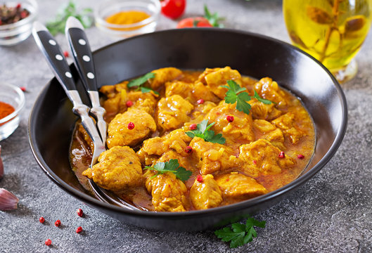 Curry with chicken and onions. Indian food. Asian cuisine.