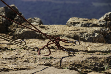 Jumpers with tied ropes is slaughtered in stone . Mountaineering. Snapling