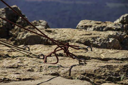 Jumpers with tied ropes is slaughtered in stone . Mountaineering. Snapling