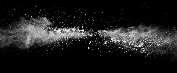 Foto op Plexiglas Abstracte witte poeder explosie geïsoleerd op zwarte achtergrond. © Jag_cz