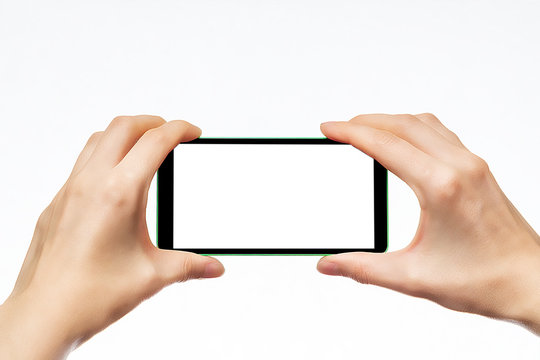 Telefon komórkowy trzymany w obu dłoniach. Wykonywanie zdjęć smartphone. 