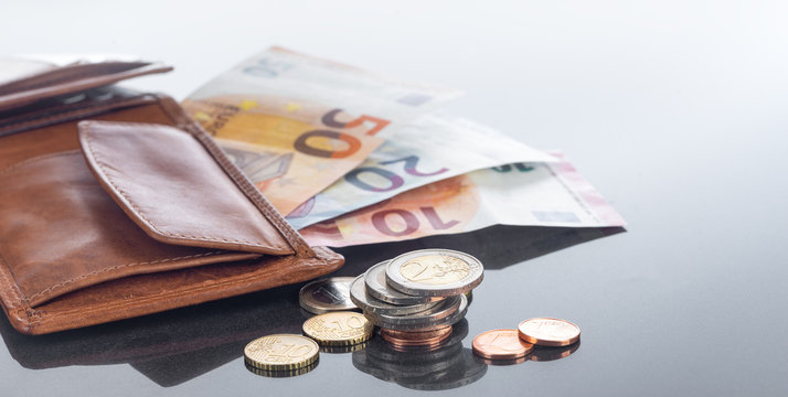 Finanzen, Geldb&ouml;rse und Eurobargeld auf spiegeldem Tisch, Hintergrund