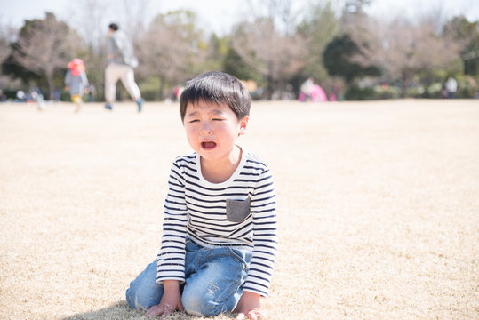 泣いている男の子